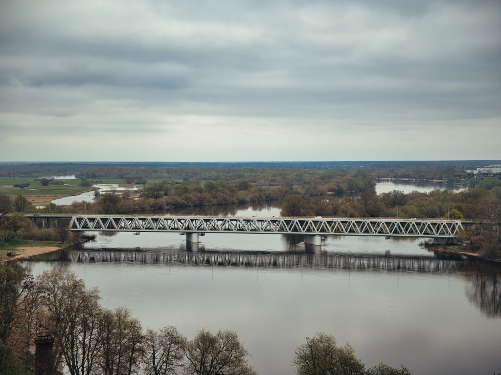 Старый железный мост через реку