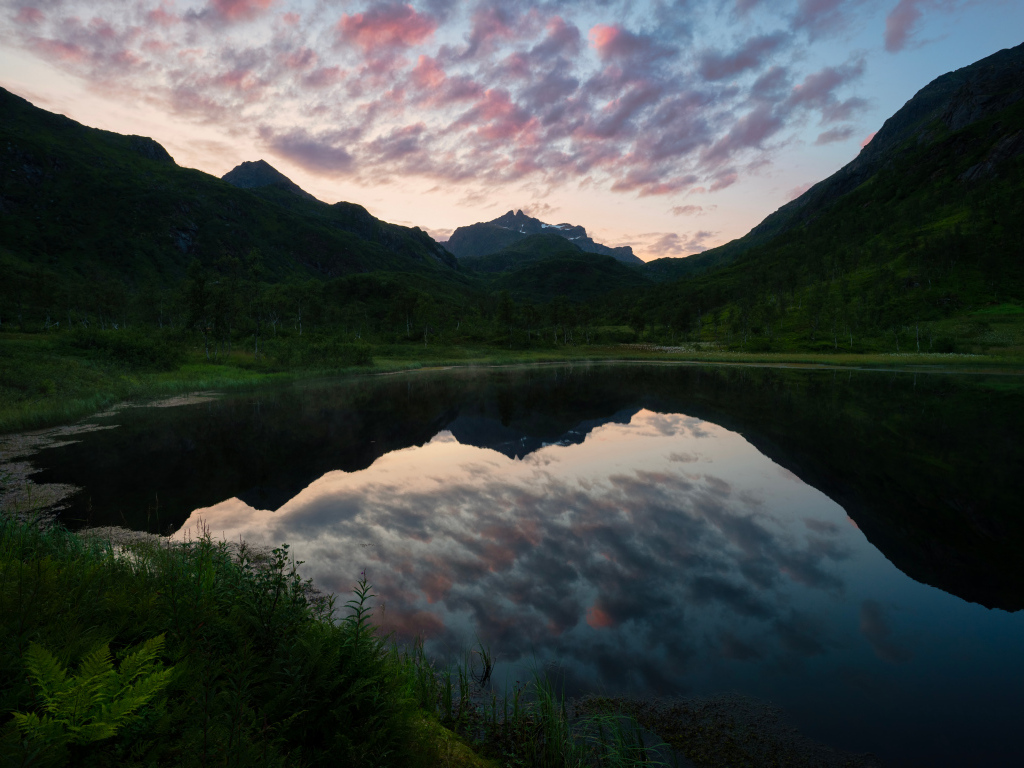 Вечернее небо отражается в горном озере