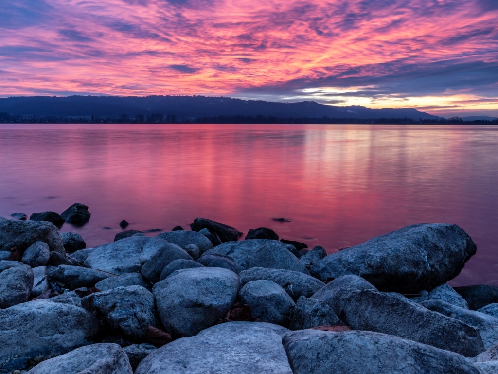 Красивый красный закат над заливом