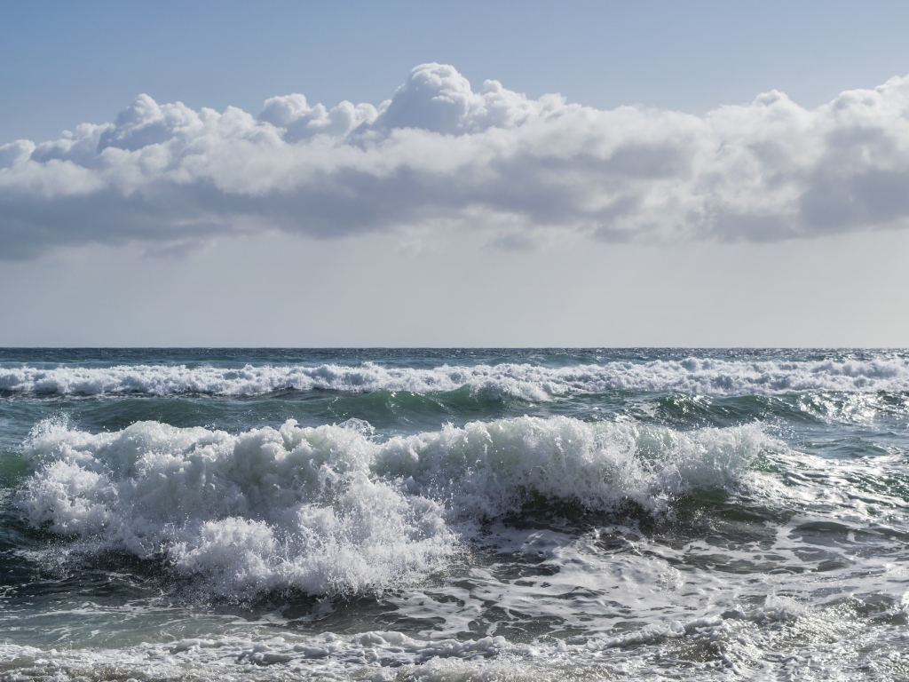 Большое белое облако над бушующим морем