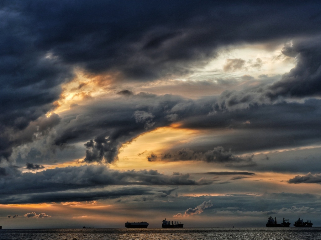 Черное грозовое небо над морем