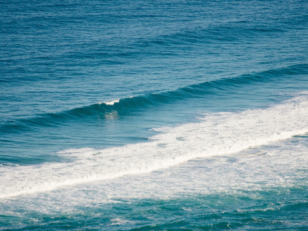 Тихая голубая морская вода крупным планом
