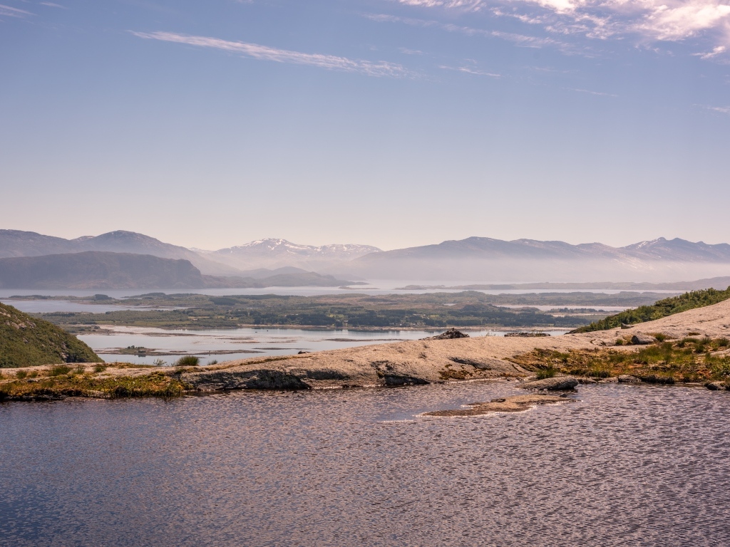 Спокойная вода в заливе под голубым небом летом