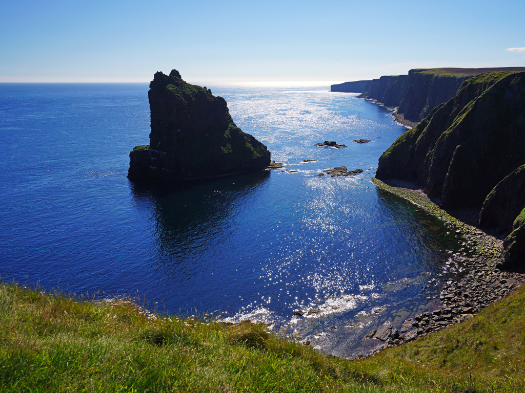 Холодная морская вода у скал