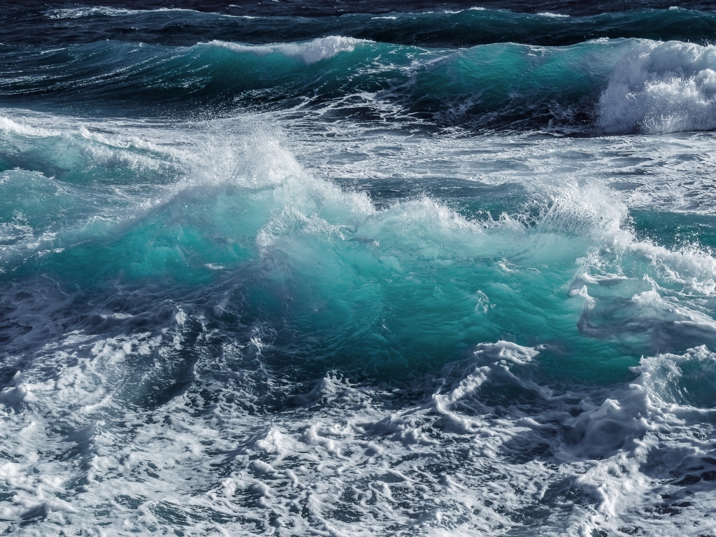 Бушующая голубая вода моря