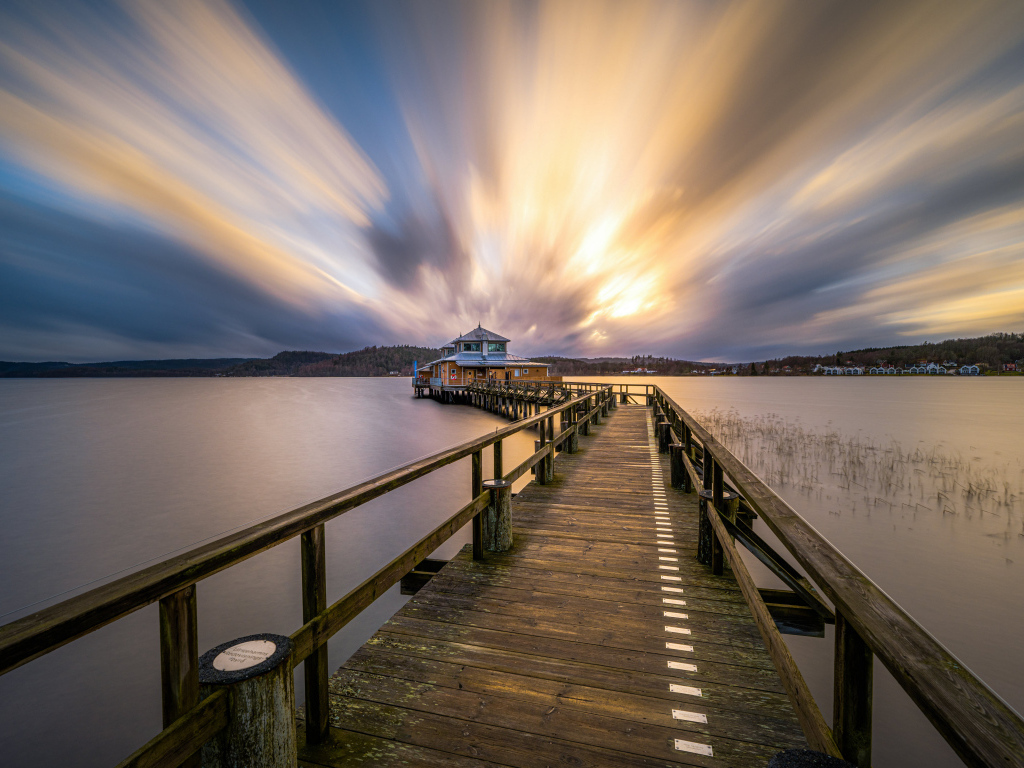 Деревянный пирс у моря на закате