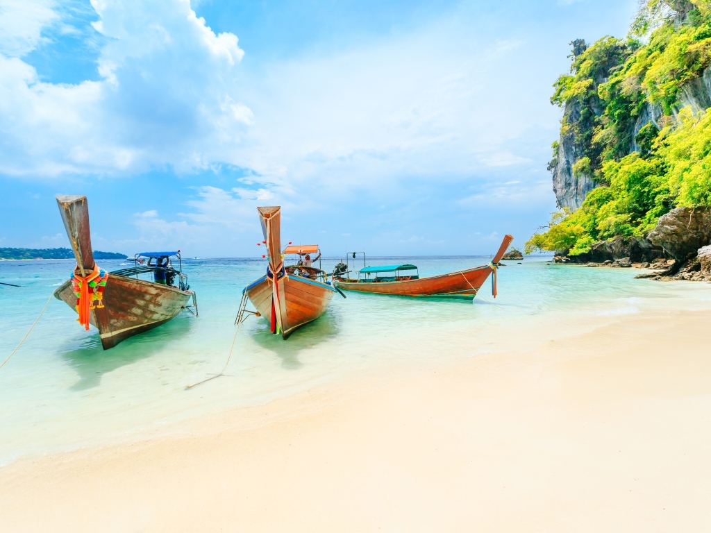 Лодки стоят на берегу тропического острова летом