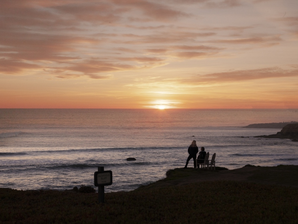 Красивый закат летнего солнца над морем