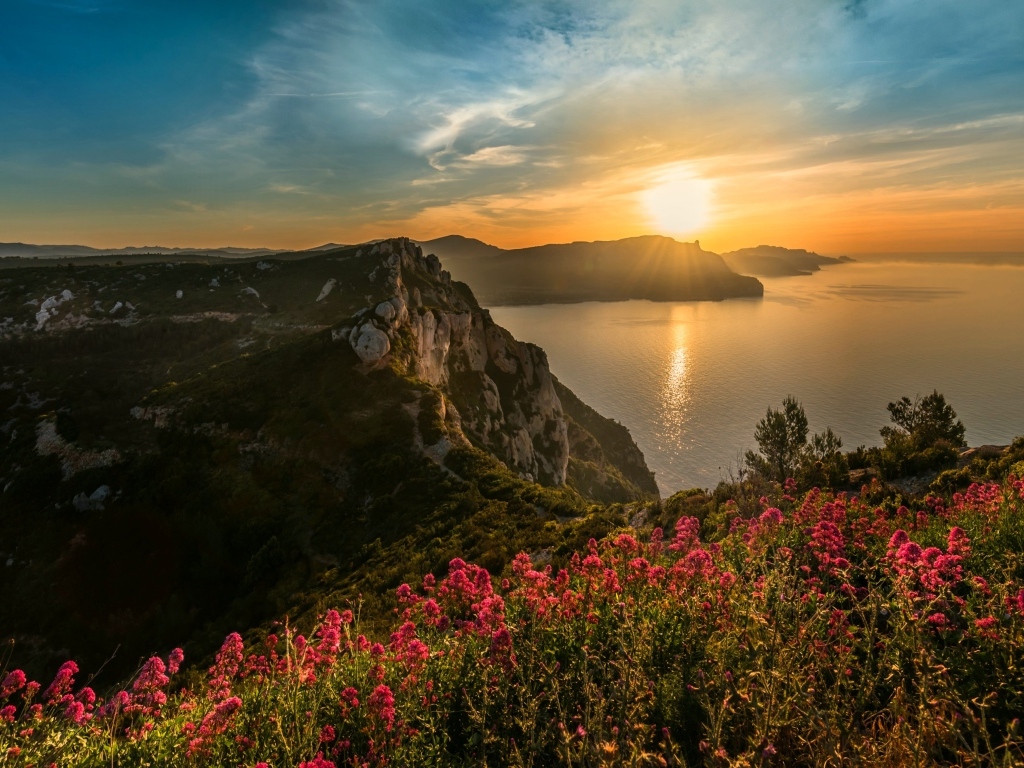 Красивый рассвет солнца над горами летом