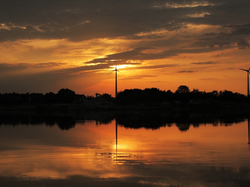 Красивый закат солнца отражается в озере