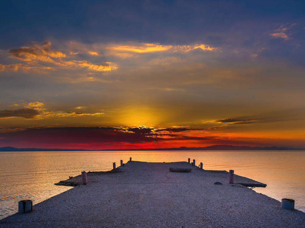 Мост у морского залива на закате солнца