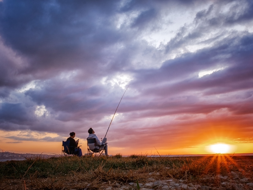Рыбалка на закате яркого летнего солнца