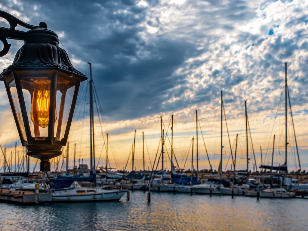 Фонарь у причала на закате