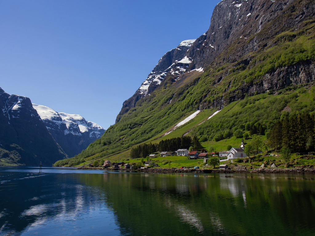 Красивый вид на фьорд под голубым небом