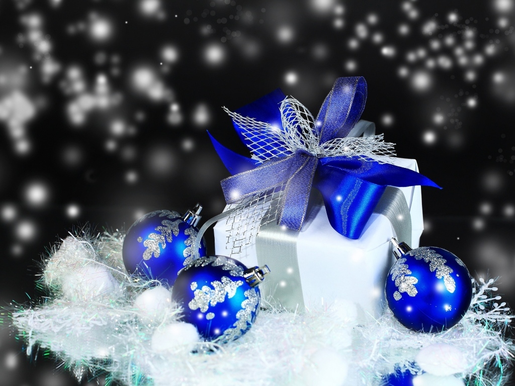 Подарок и красивые синие шарики на новый год 2024