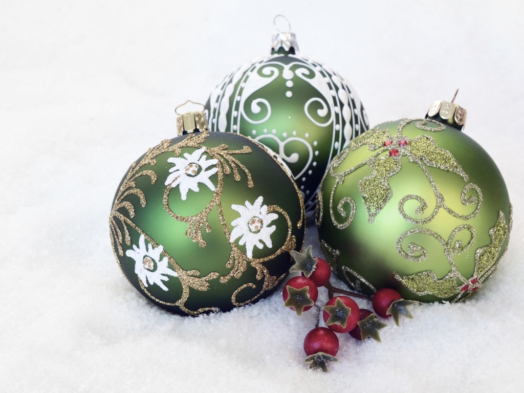 Три красивых елочных шарика на белом снегу