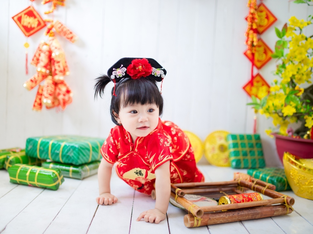 Девочка азиатка в национальном костюме