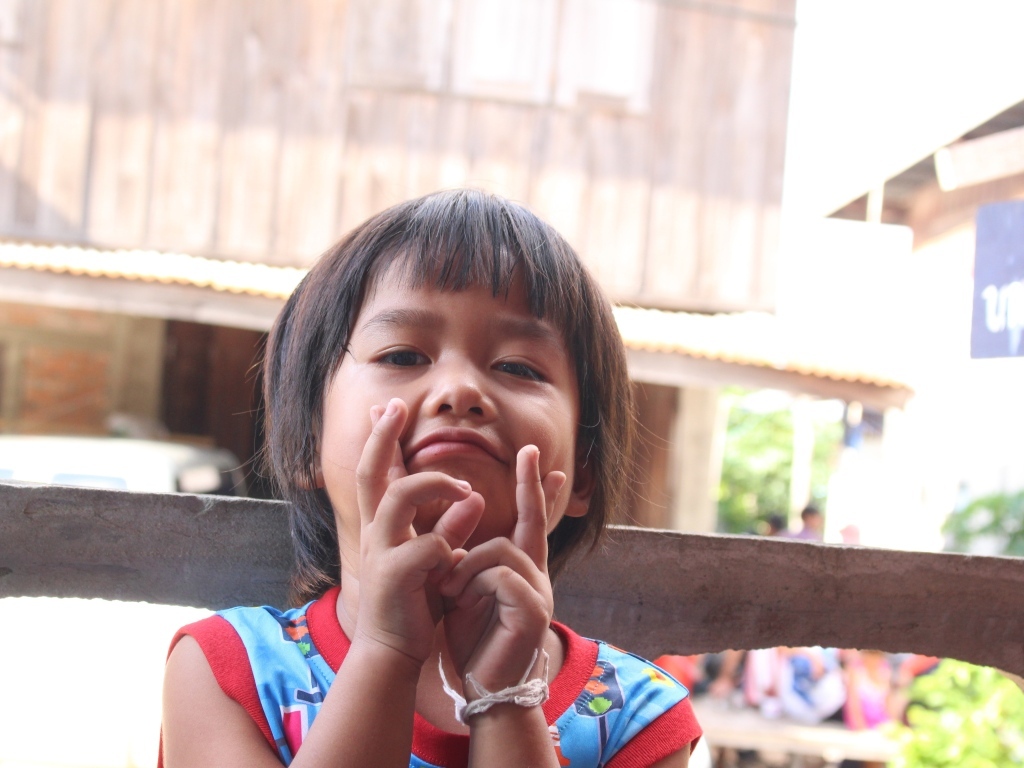 Девочка азиатка с руками  у лица