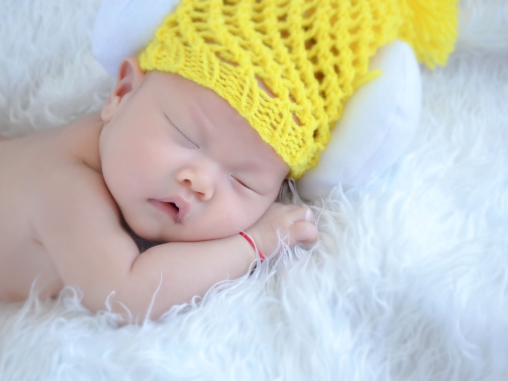 Грудной малыш в вязаной шапке