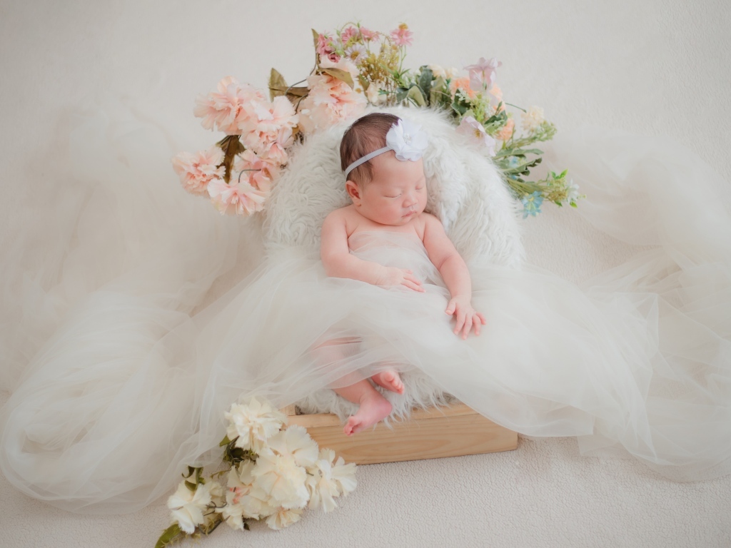 Красивая кровать с цветами для спящей красавицы