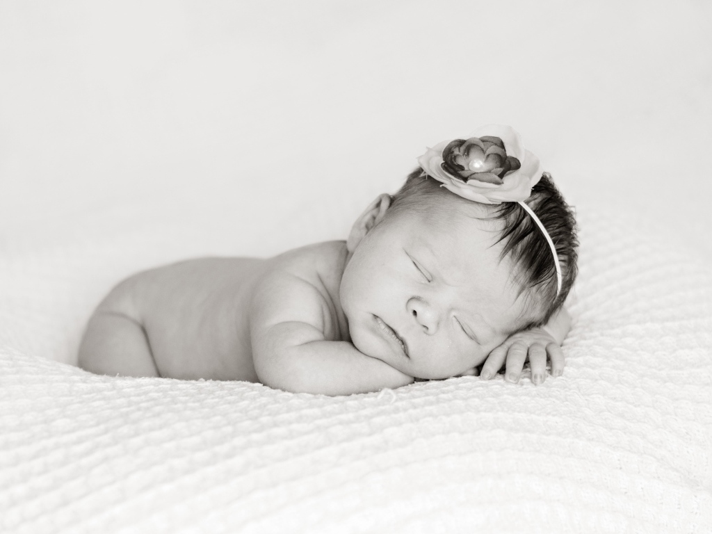 Черно белое фото спящего новорожденного ребенка