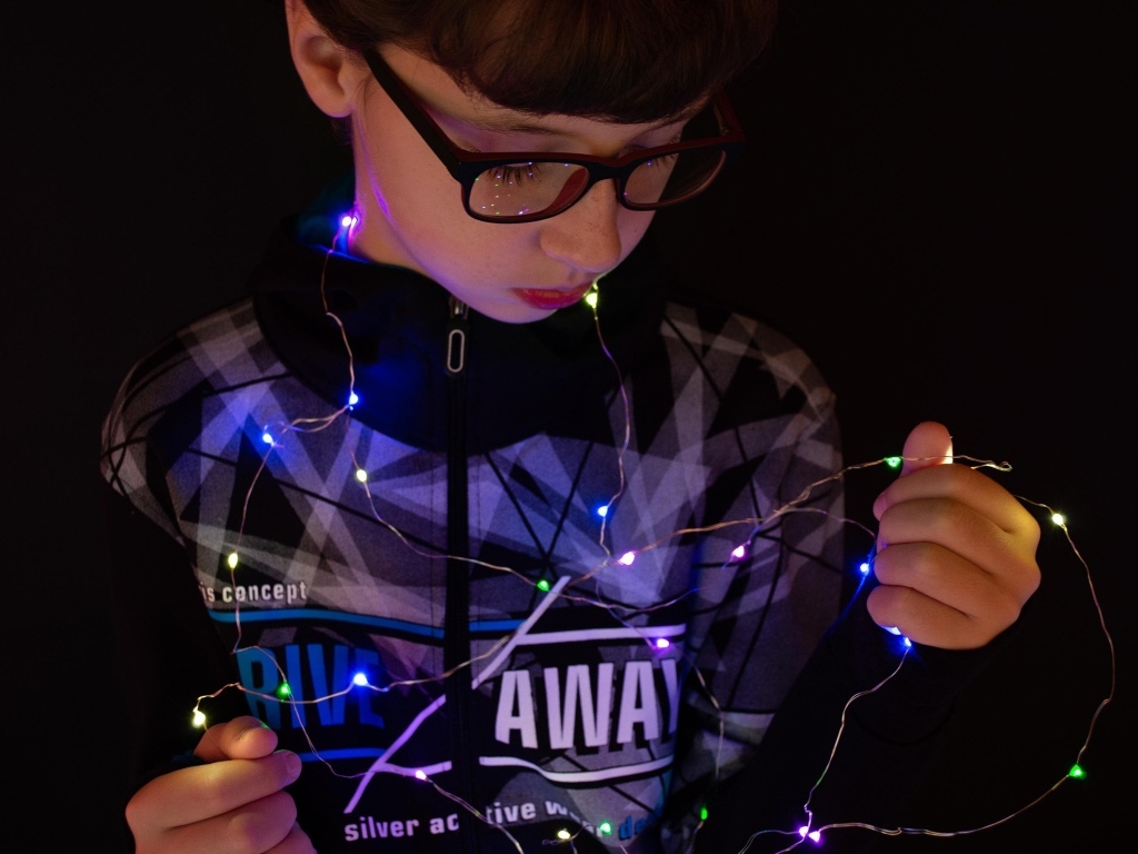 Мальчик в очках с гирляндой