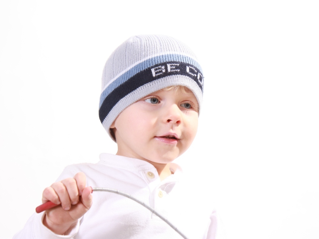 Милый мальчик в шапке на белом фоне