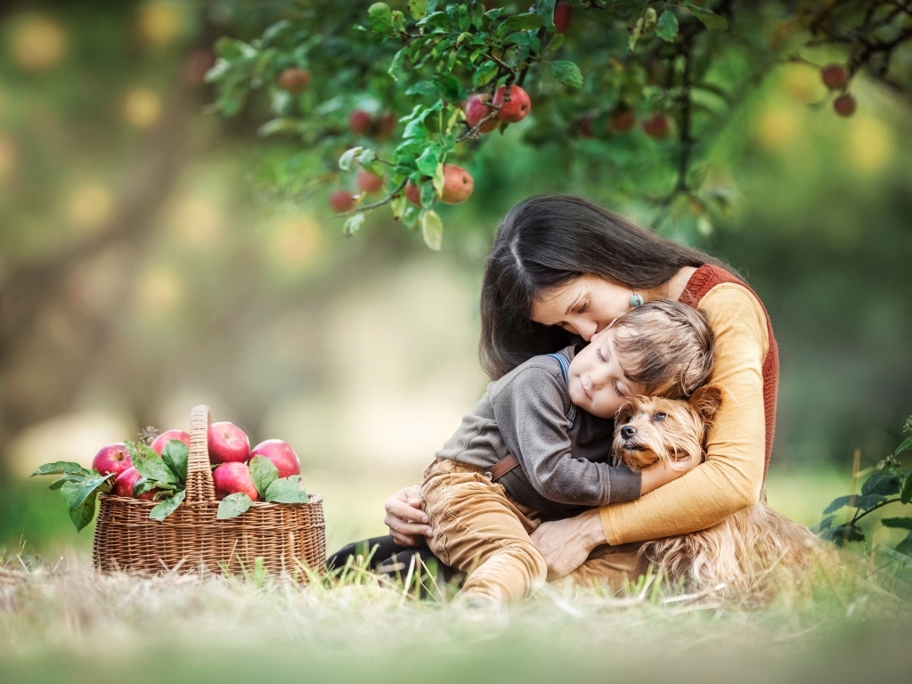 Семья обнимается в саду