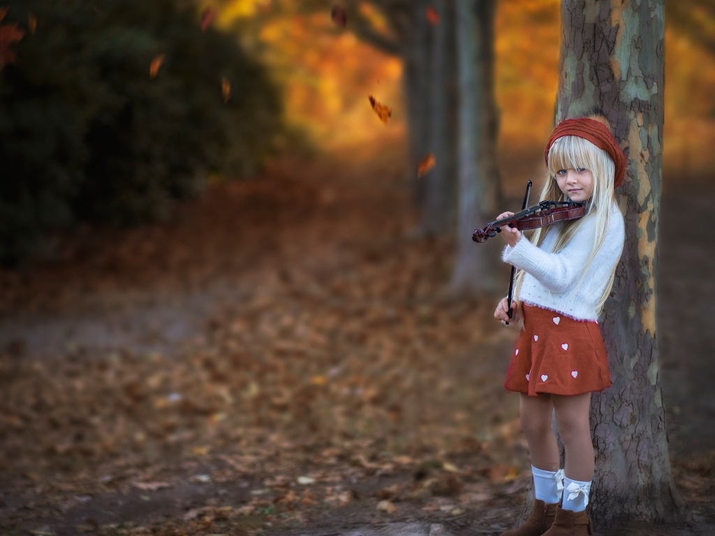 Девочка со скрипкой в парке