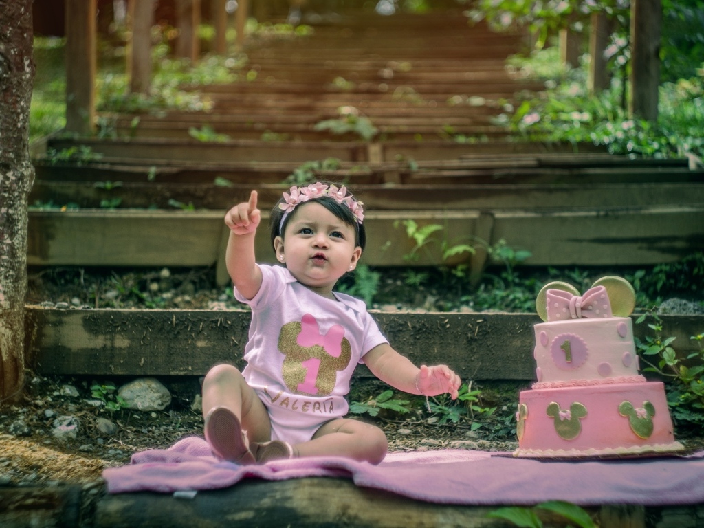 Маленькая девочка именинница с тортом