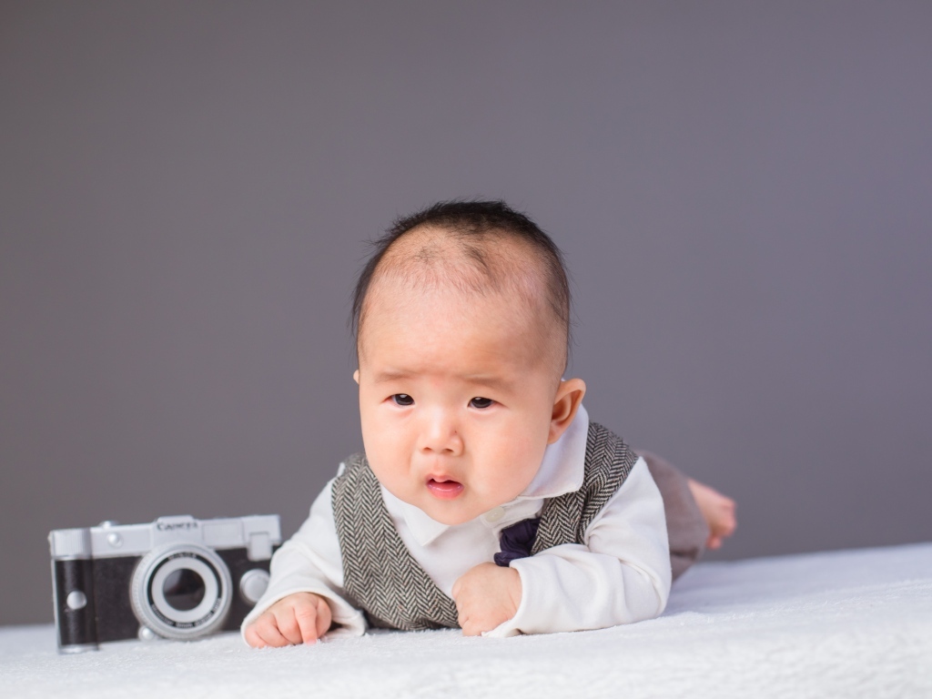 Маленький мальчик в костюме с фотоаппаратом