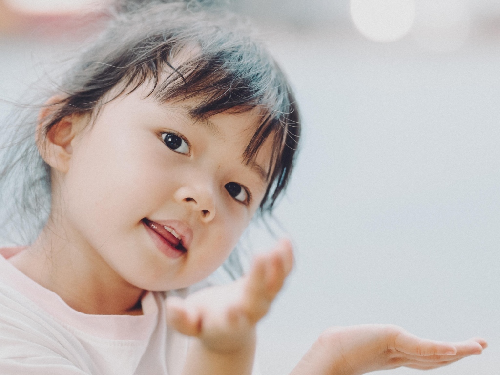 Маленькая милая кареглазая девочка