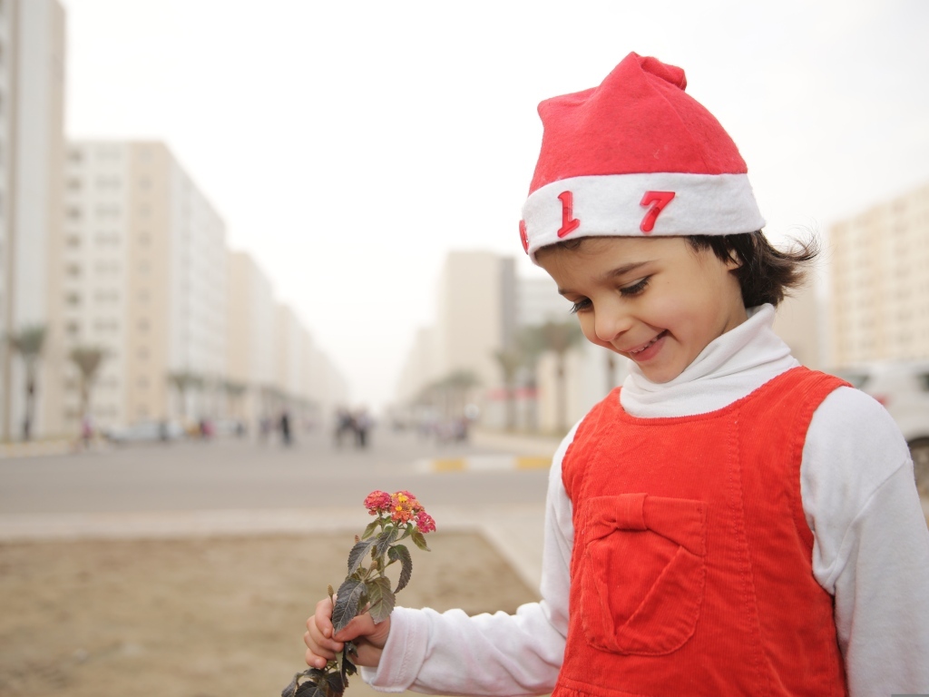 Маленькая девочка в новогоднем костюме