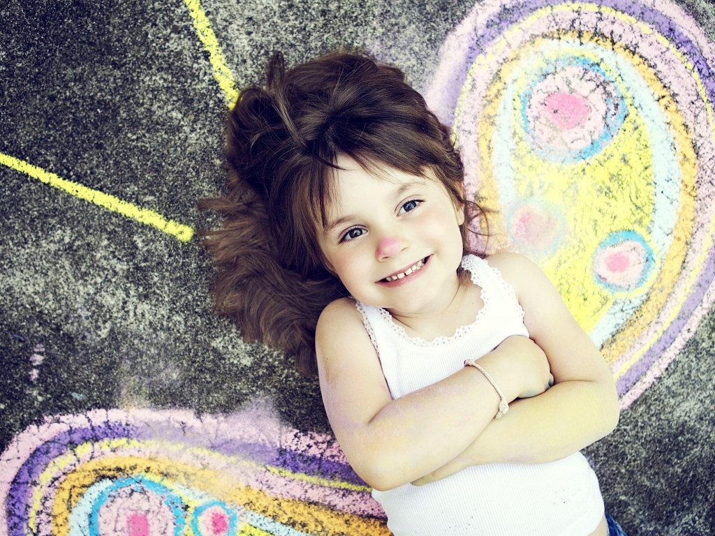 Маленькая девочка с нарисованными крыльями