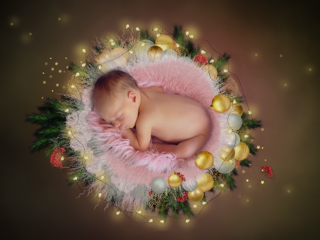 Маленький новорожденный малыш с гирляндой