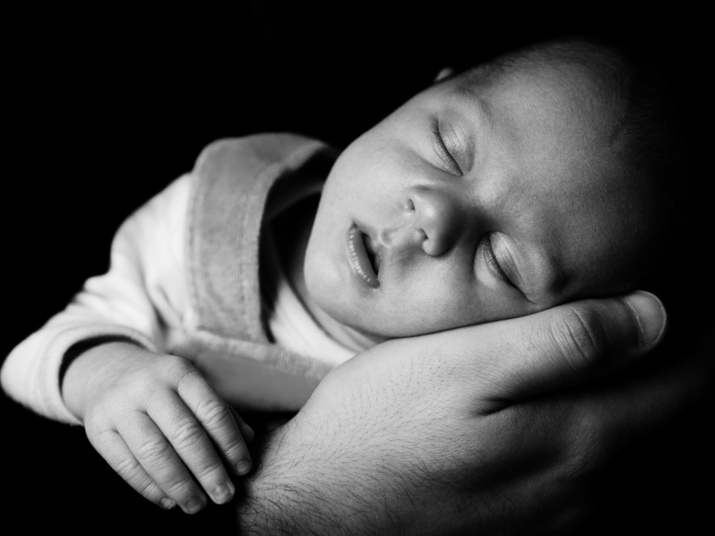 Новорожденный малыш спит на ладони