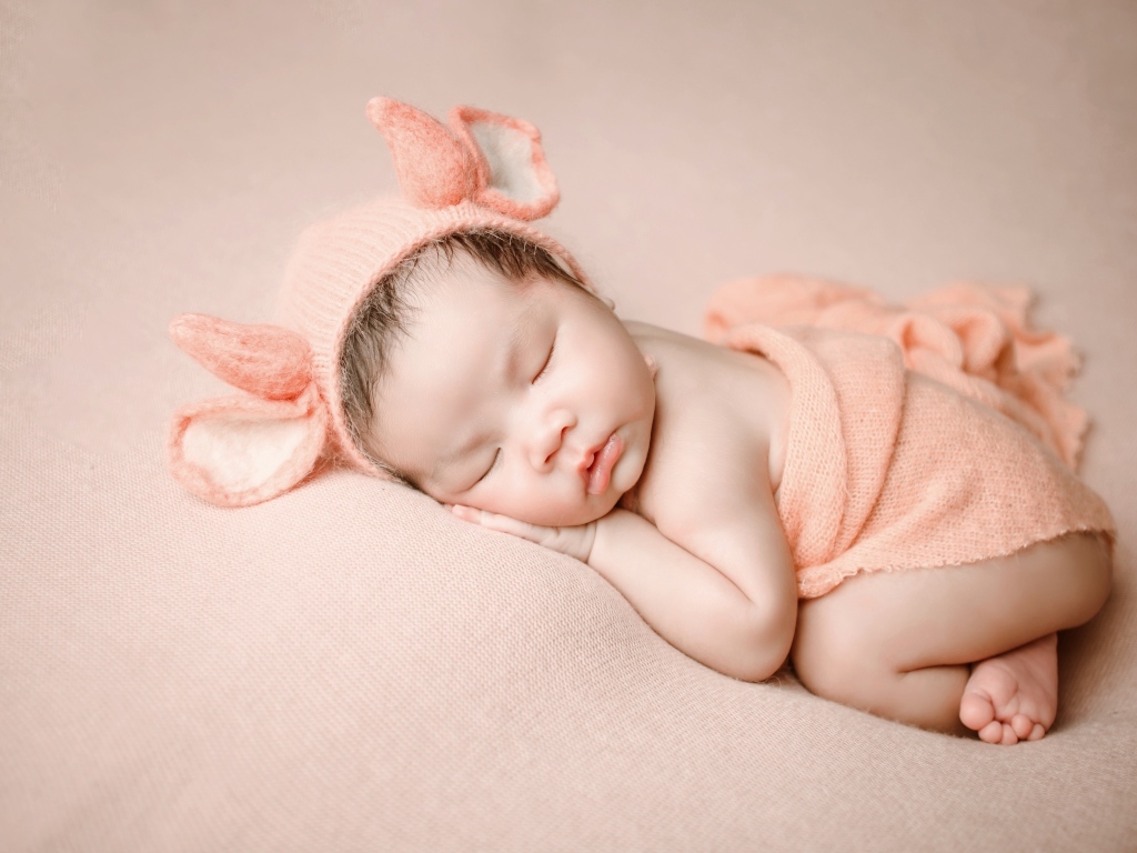 Спящий ребенок в милом костюме