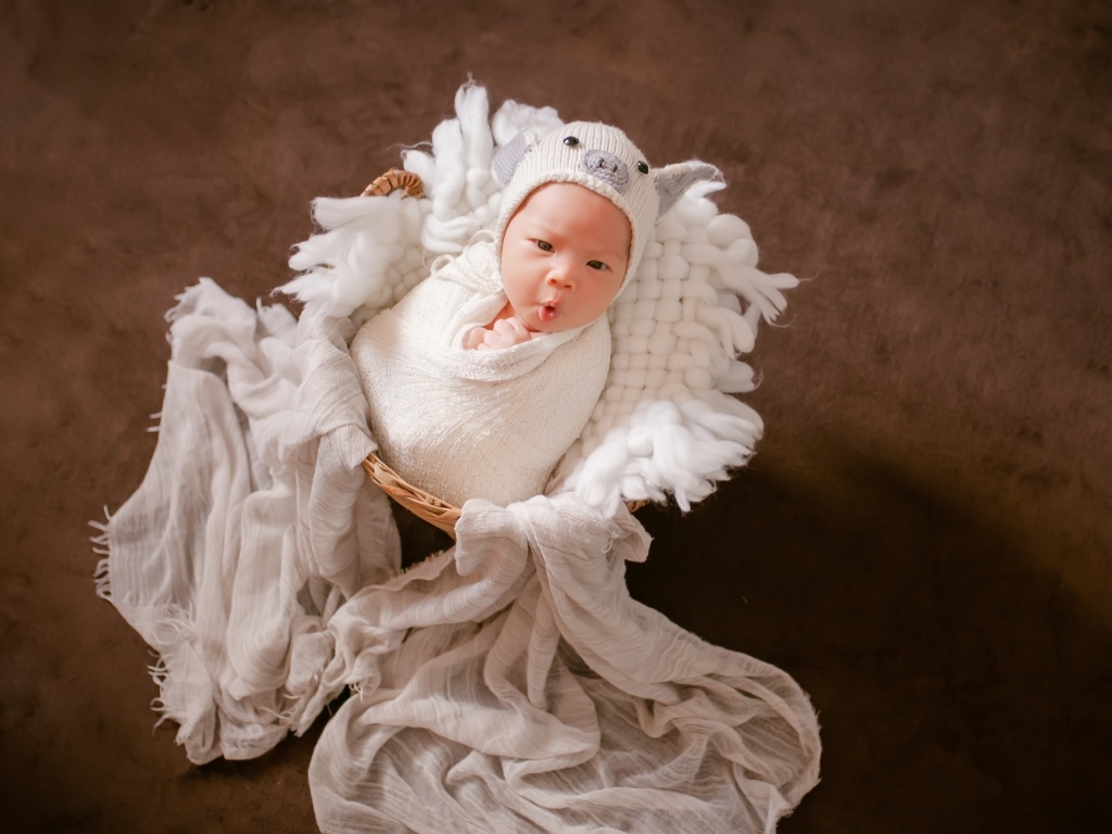 Удивленный новорожденный малыш 