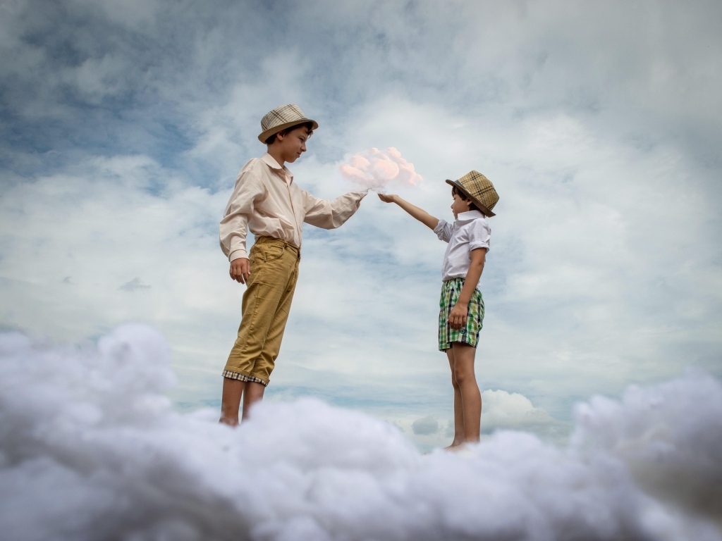 Два мальчика стоят на белом облаке