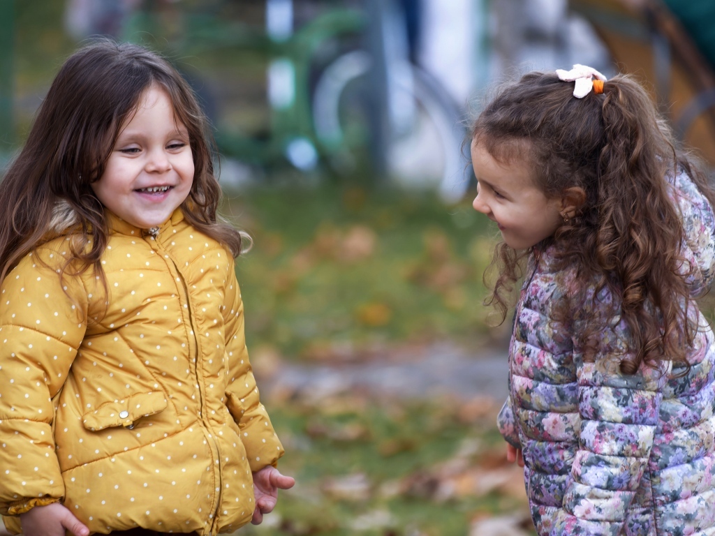 Две маленькие улыбающиеся девочки