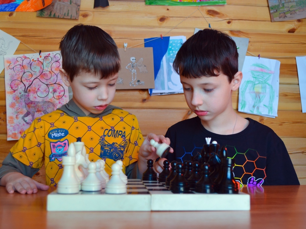 Два школьника играют в шахматы