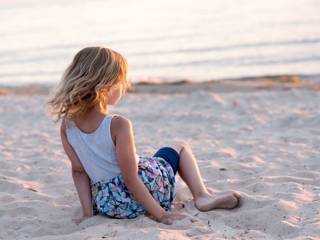 Маленькая девочка смотрит на море