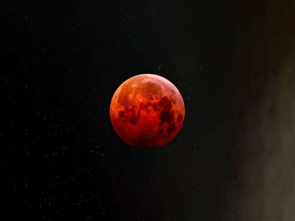 Большая красная луна в звездном небе