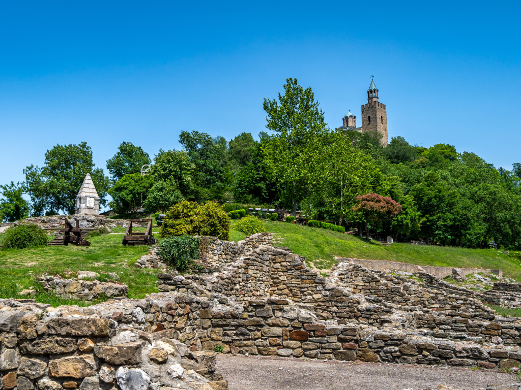 Красивый вид на крепость Царевец, Болгария