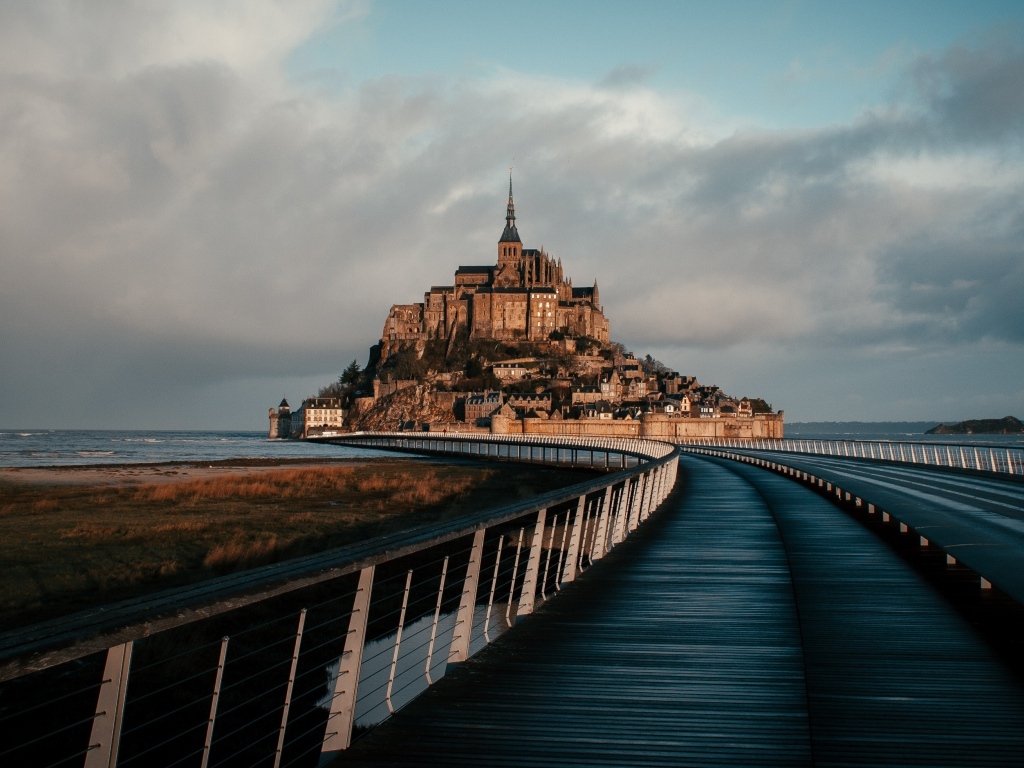Замок Мон Сен Мишель в море 