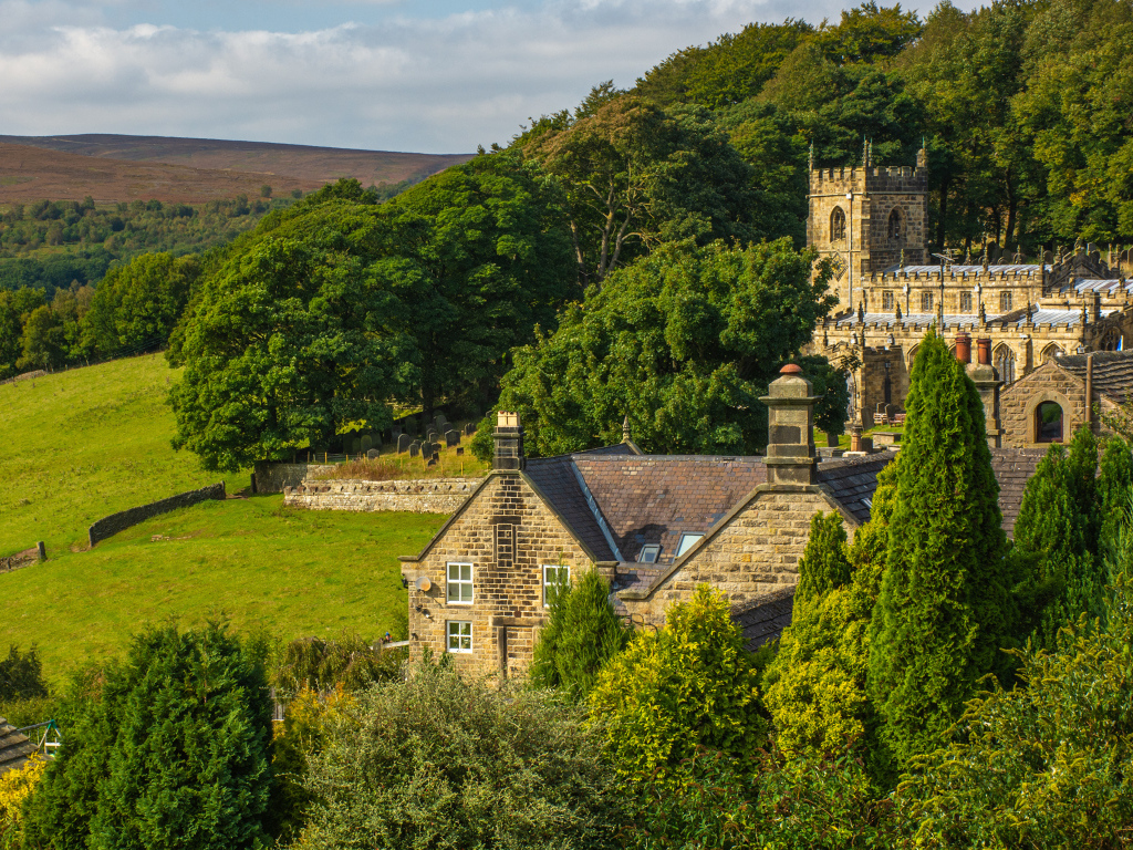 Старинный замок в зарослях, Англия