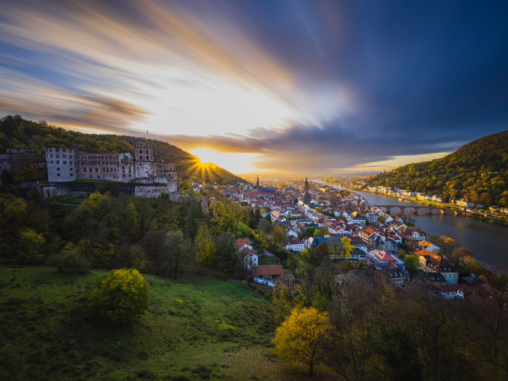 Вид сверху на город у реки на рассвете, Германия