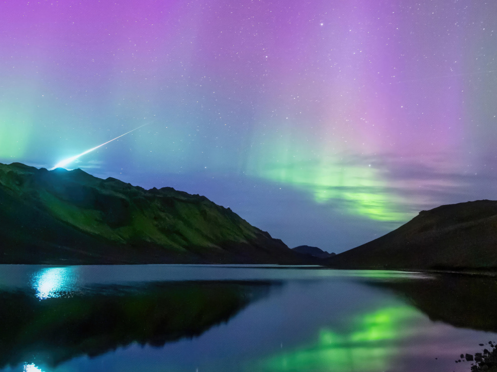 Красивое полярное сияние в небе над горами Исландии