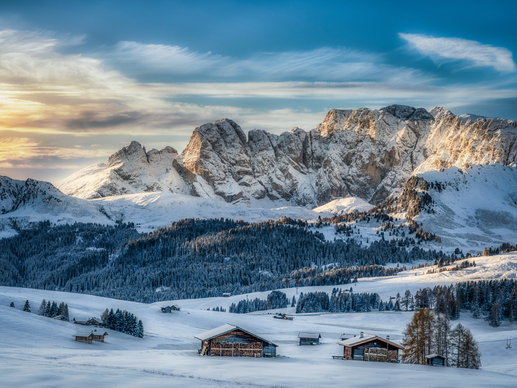 Доломитовые альпы покрытые снегом, Италия