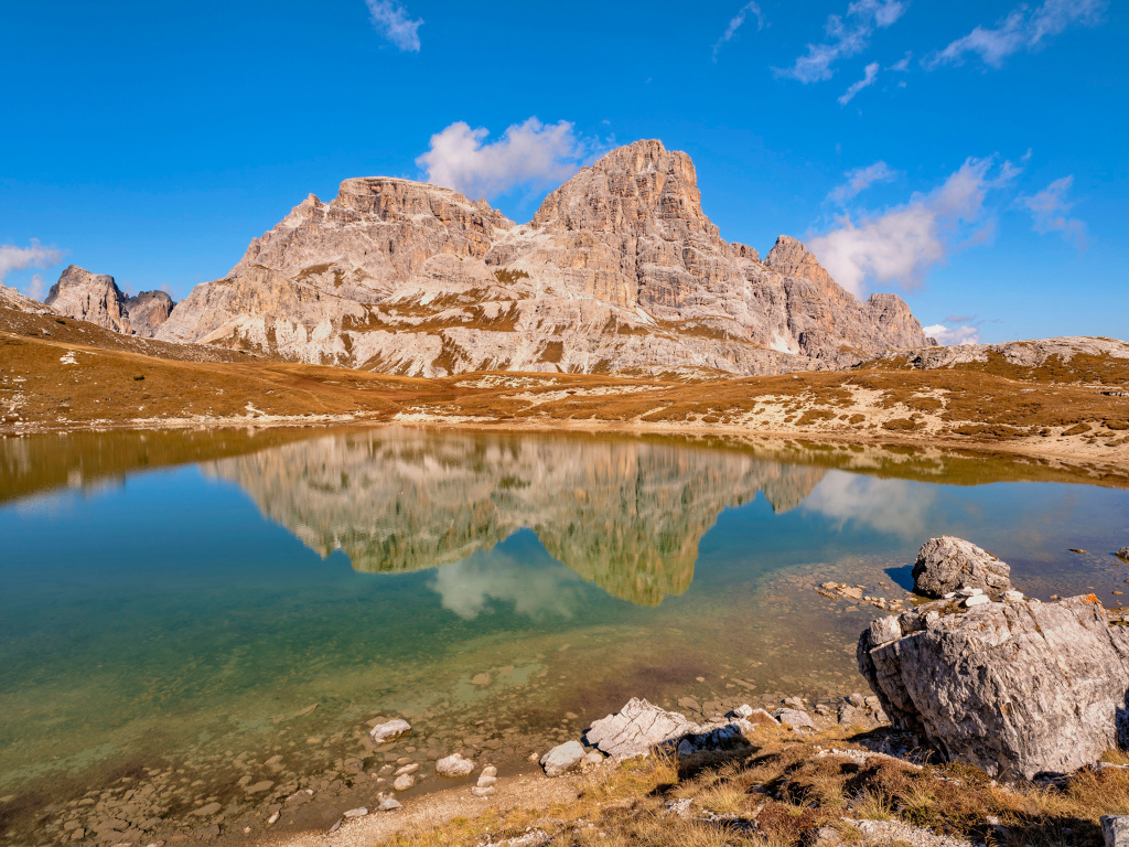 Скала отражается в воде, Италия